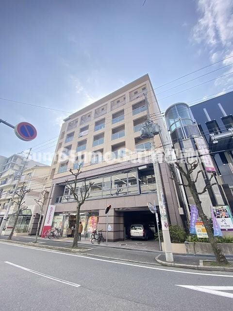 物件外観写真1　(外観は落ち着いています)