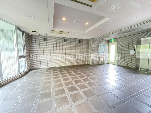 物件外観写真2　(落ち着いた雰囲気の外観です)