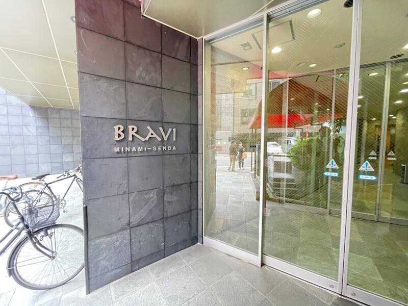 物件外観写真2　(清潔なエントランスです)