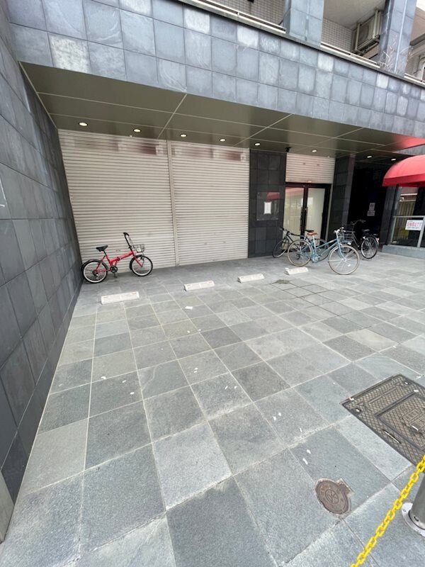 物件外観写真4　(駐車場があるので、車を買う予定の方も安心です)