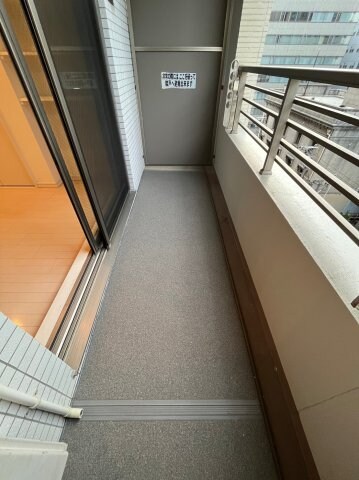 物件内観写真10　(開放的で明るい空間を演出してくれるバルコニーです)