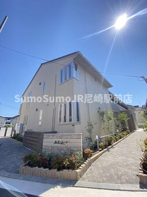 物件外観写真1　(外観は落ち着いています)