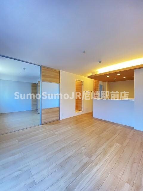 物件内観写真3　(こちらの居間で趣味の時間をお楽しみください)