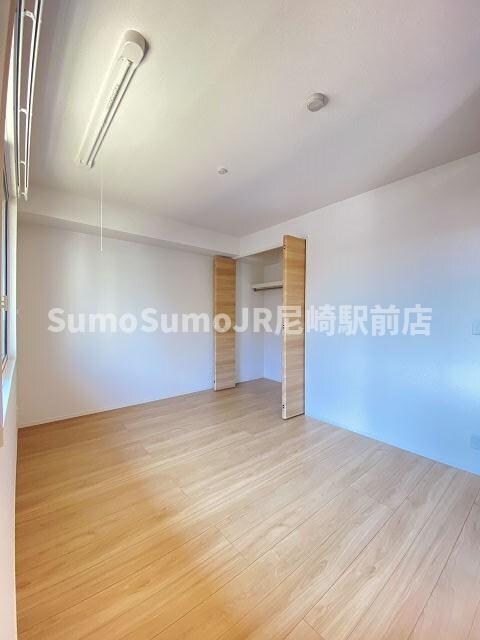 物件内観写真5　(開放的な寝室です)