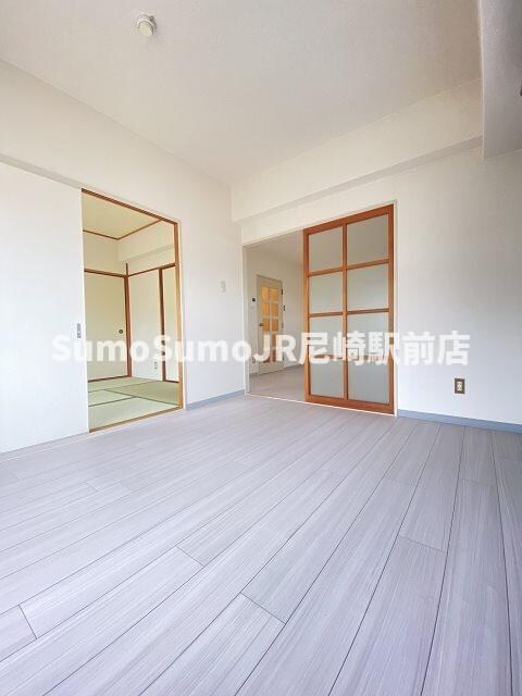 物件内観写真5　(落ち着いた色調の寝室です)