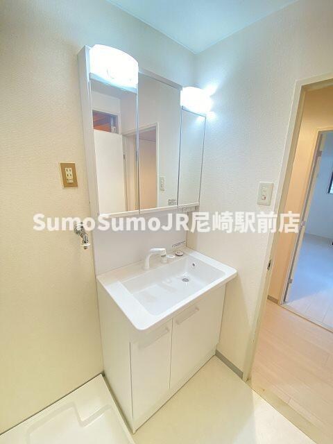 物件内観写真8　(朝の支度にも助かる、独立の洗髪洗面化粧台)