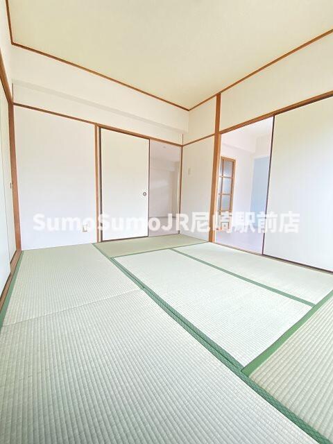 物件内観写真22　(開放的な寝室です)