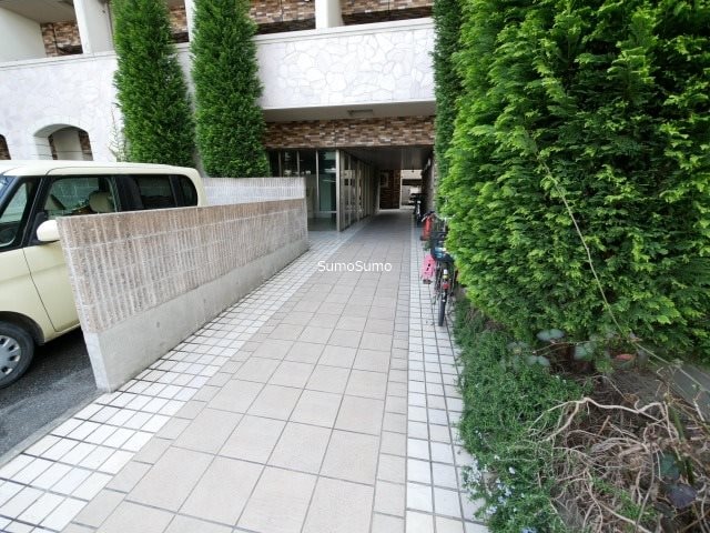 物件外観写真2　(落ち着いたエントランスです)