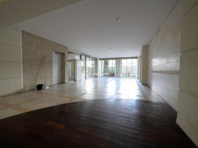 物件外観写真3　(ゆとりのあるロビーです)