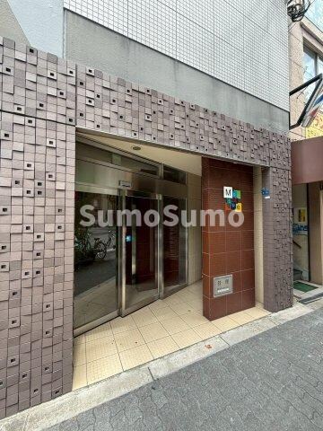 物件外観写真2　(清潔なエントランスです)