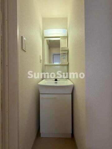 物件内観写真10　(明るい洗面所です)