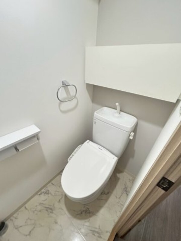 トイレ(落ち着いた色調のトイレです)