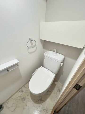 物件内観写真10　(落ち着いた色調のトイレです)