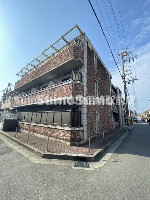 物件外観写真1　(外観は落ち着いています)