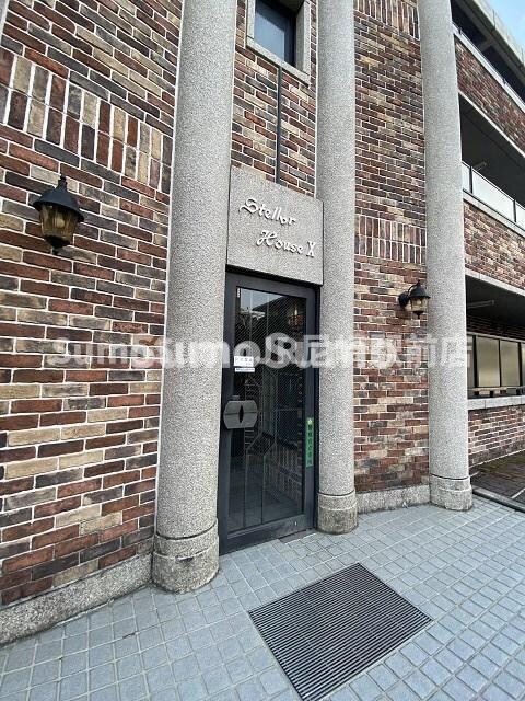 物件外観写真2　(落ち着いたエントランスです)