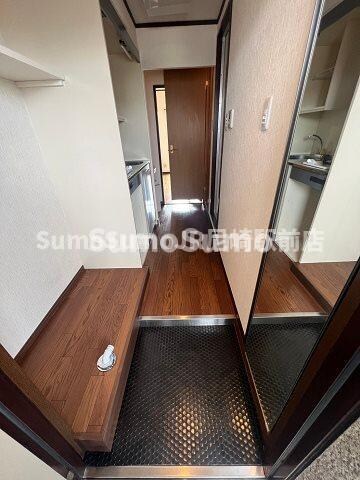 物件内観写真5　(ゆったりとした玄関です)