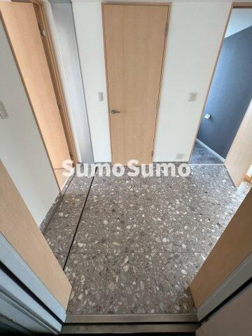 物件内観写真2　(明るい玄関です)