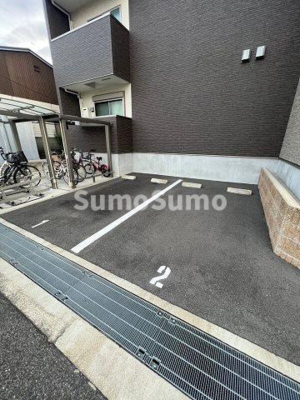 駐車場(車をお持ちの方に嬉しい駐車場付きの物件です)