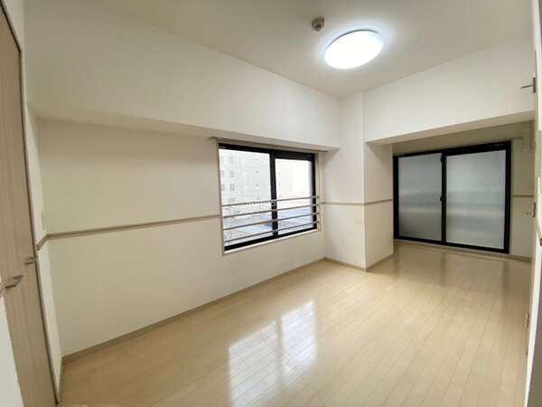 寝室(落ち着いて過ごせるお部屋なので、寝室にいかがでしょうか)