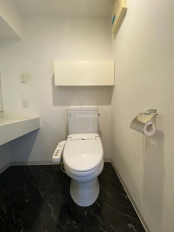 トイレ(落ち着いた色調のトイレです)