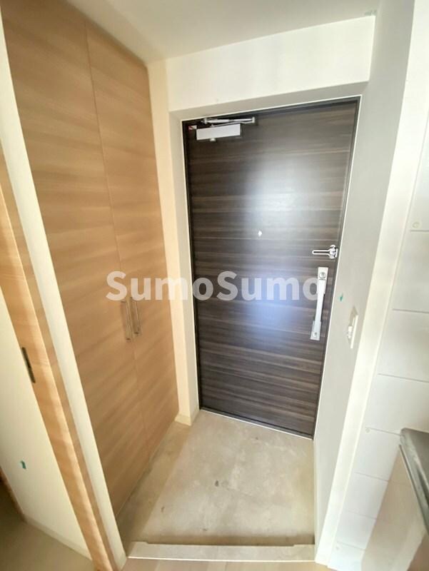 物件内観写真5　(明るい玄関です)