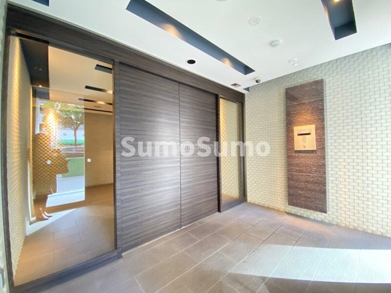 物件外観写真3　(清潔なエントランスです)