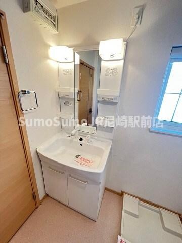 物件内観写真8　(朝の身支度には欠かせない独立洗面化粧台)