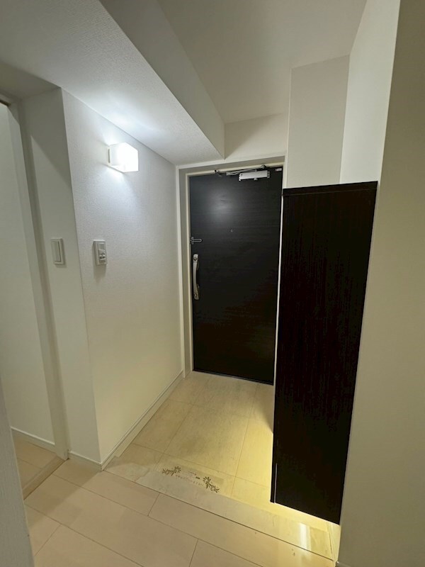 物件内観写真4　(収納もある玄関です)