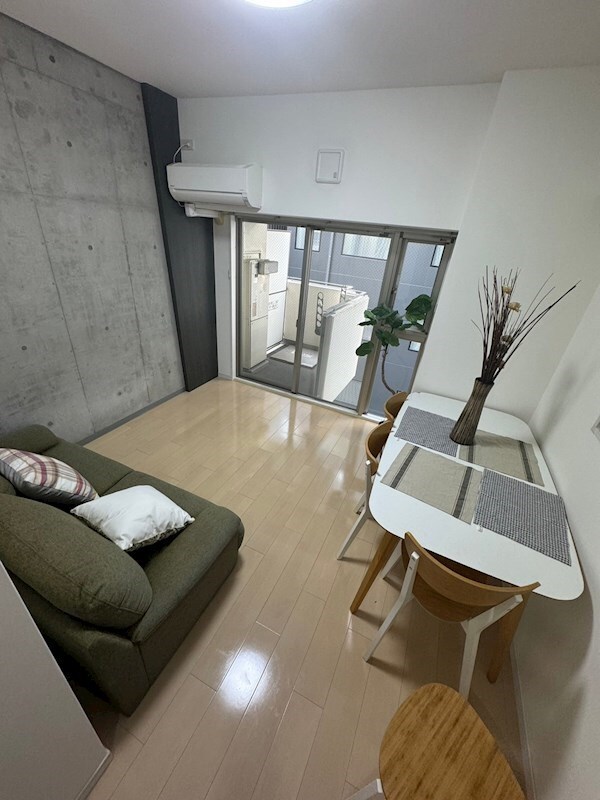 物件内観写真5　(こちらのリビングで趣味の時間をお楽しみください)