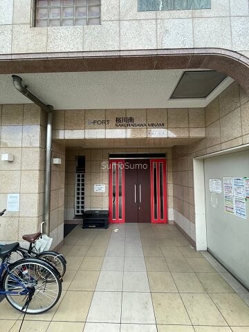 物件外観写真4　(外観は落ち着いています)