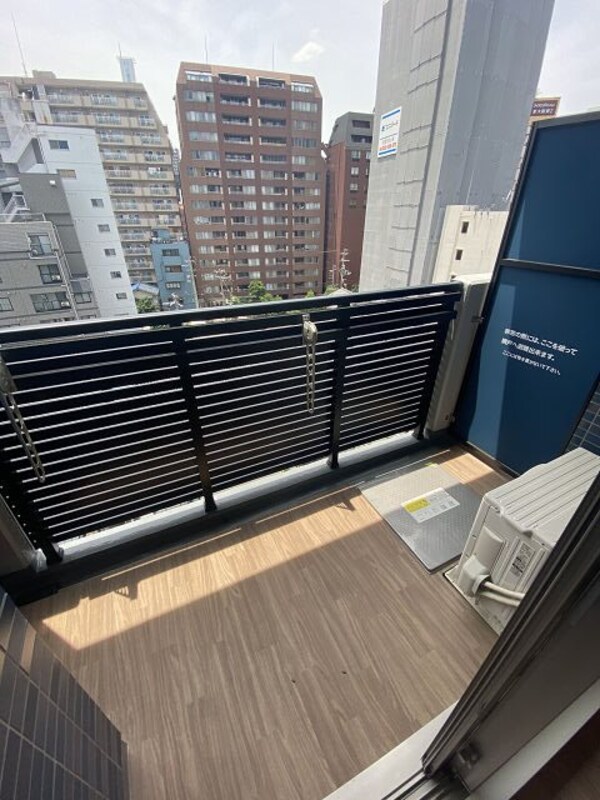 バルコニー(開放的で明るい空間を演出してくれるバルコニーです)