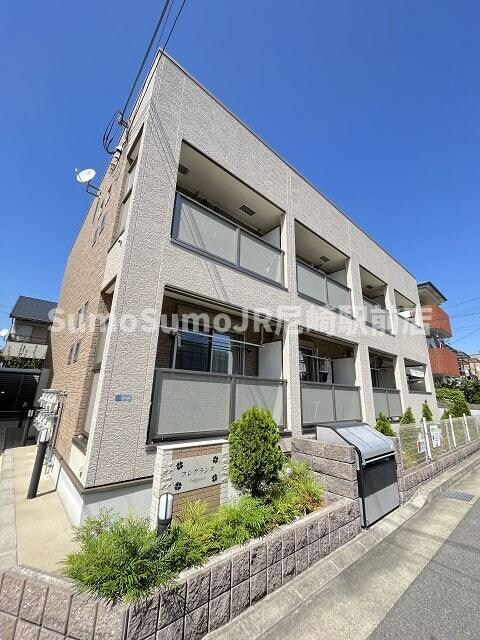 物件外観写真1　(落ち着いた雰囲気の外観です)