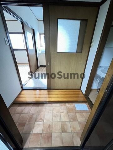 物件内観写真3　(収納もある玄関です)