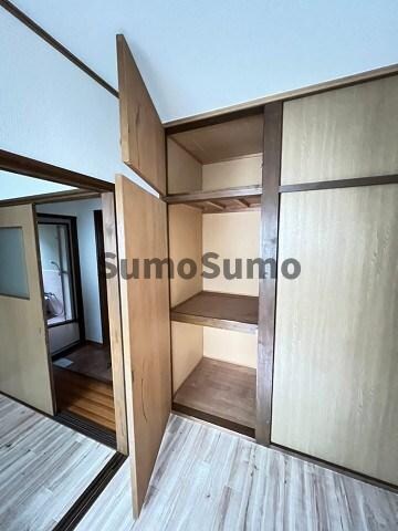 物件内観写真13　(大きなスペースがあり、収納には困りません)