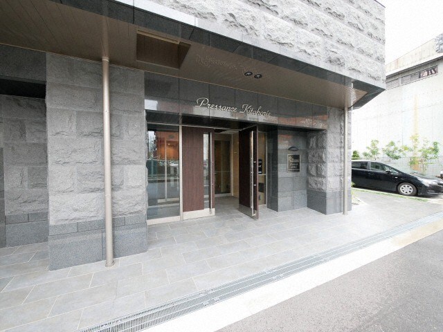 物件外観写真2　(落ち着いたエントランスです)