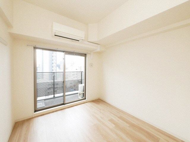 物件内観写真5　(ゆったりとした居間です)