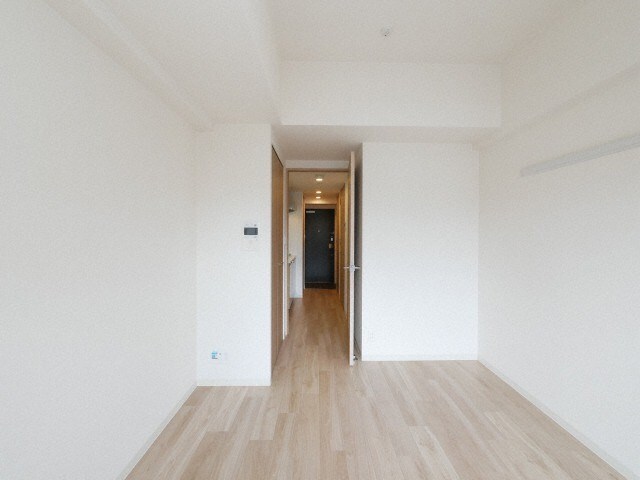 物件内観写真7　(広くて明るい寝室)