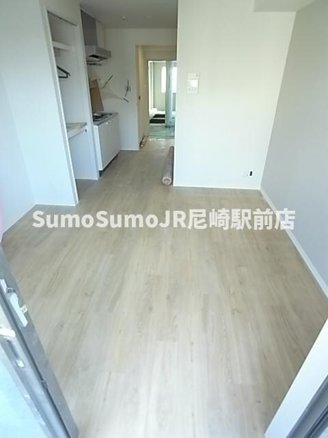 物件内観写真6　(ゆったりとした居間です)