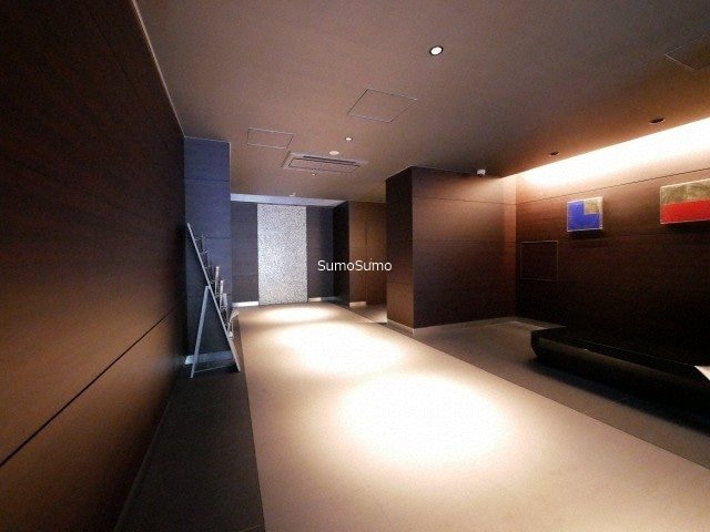 物件外観写真3　(ゆとりのあるロビーです)