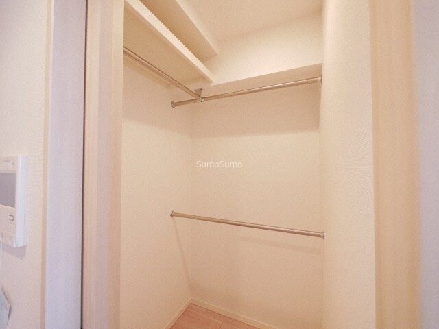 物件内観写真12　(小物を収納するのに便利です)