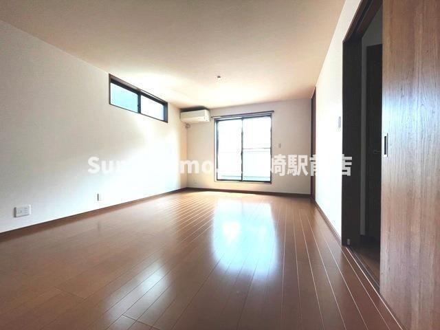 物件内観写真11　(こちらのリビングで趣味の時間をお楽しみください)