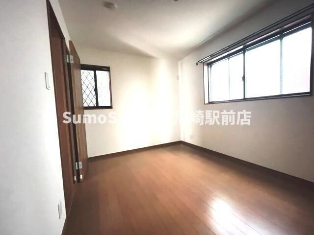 物件内観写真13　(こちらの居間で趣味の時間をお楽しみください)