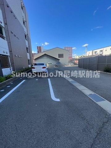 物件外観写真2　(駐車スペースもあります)