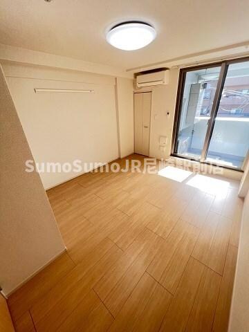 物件内観写真6　(落ち着いた色調の寝室です)