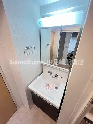 物件内観写真9　(独立洗面台、小物を置くことができて便利です)