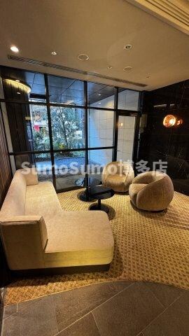 物件外観写真4　(ゆとりのあるロビーです)