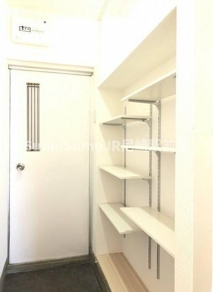 物件内観写真4　(シンプルで使いやすい玄関です)