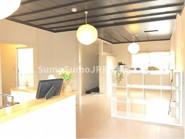 物件内観写真5　(こちらのリビングで趣味の時間をお楽しみください)