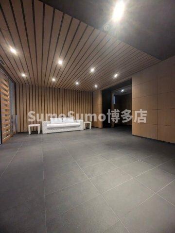 物件外観写真4　(落ち着いたロビーです)