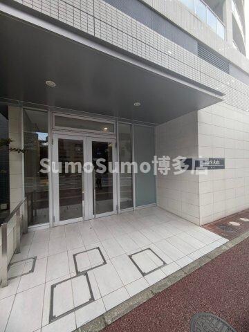 物件外観写真5　(ゆとりのあるエントランスです)